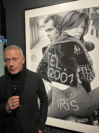 Galerist Stefan Huber vor dem Plakat zur Ausstellung "Michael Frieden. Sternstunden" in der Leica Galerie München (©Foto. Martin Schm,itz)
